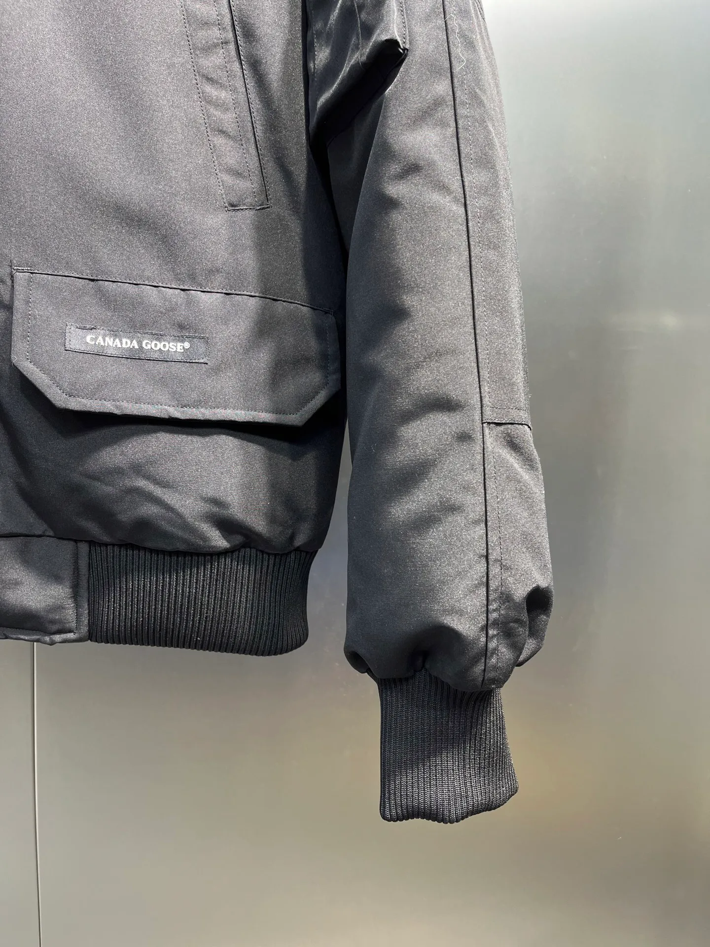P720 high-end version black (new version of Big Goose 01) Canada Goose Canada Goose #Chilliwack 7999M bomber jacket short down jacket/01 model #Men and Women Same Style# ➖ Genuine synchronous anti-counterfeiting chip sensor! ➖ Imported 21S polyester-cotton blended original fabric [last year’s 16S/18S hard fabrics have been completely eliminated, this year all use 21S genuine synchronous fabrics, the soft mid-strap feels delicate and textured], genuine synchronous Feather-Light 10D waterproof coating fabric, made of 84.5 polyester fiber and 15.5 cotton, 100% the best feel in the entire network! ➖ The genuine official website is synchronized with the national standard 80 white duck down, you can check the official website customer service, there will never be a series of misleading claims such as 90 down or goose down! ➖ Using the best nylon lining with double double-layer sealing design, velvet-proof No. 7 needle + grid-filled down ready-made garments, there is 100% no so-called velvet running! ➖ The cuffs are designed with thickened seamless threads, and the collar and pockets are lined with top-quality polar fleece to keep you warm and comfortable! ➖ Yoshida YKK provides original custom-made electroplated sliders. YKK two-way lockable zippers are tight and smooth and will not peel off paint! ➖ 3M composite guarantees that the Velcro is the same as the original, durable, and all accessories and hardware are custom-made! ➖ Imported BEHRINGER embroidery machine to customize the 10,000-needle embroidery logo, 98% of which can be reproduced to restore the original logo. You can check and compare on the official website! ➖ The fur collars are all made of large pieces of Western Canadian blue wolf hide, ensuring that each fur collar is 13-15cm wide!   Size:XS-XXL